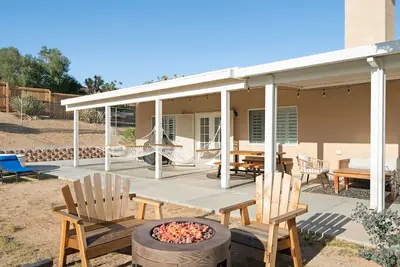 Image de 🌵 ⛰️ Hillside Desert House - Hot Tub, Fire Pit and Bbq! ⛰️ 🌵