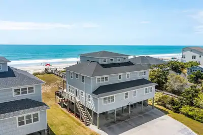 Image de “Shore Thing” at our spacious Beachfront Oasis - West