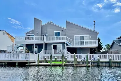 Image de Lovely Spacious Waterfront escape (or Wfh) Kayaks, 72' dock, mins to Lbi beaches