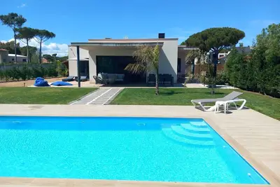 Image de Villa moderne, à Mas Pinell-Costa Brava, piscine privée, plage sable à 300m