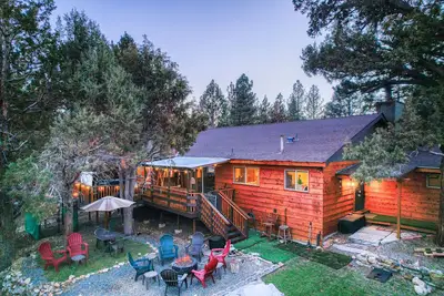 Image de Lovely home with hot tub, game room, balcony, & firepit - dog friendly