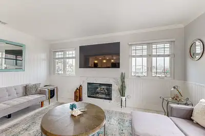 Image de Redesigned all-suite retreat steps from beach with fireplace, Ac & Ev charger