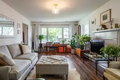 Image de Bright and roomy cottage just 3 blocks from Uva or a walk to downtown