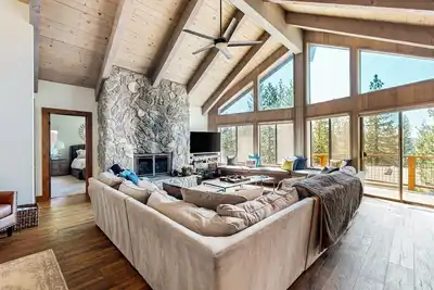 Image de Amazing woodland home with private hot tub, fireplace & serene lake view deck