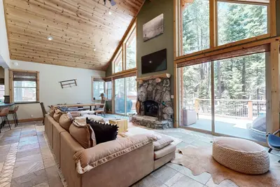 Image de Exquisite Mountain Refuge | Gourmet Kitchen, Pool Table & Forest-View Deck