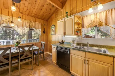 Image de Adorable home with forested deck & yard - minutes to the heart of town
