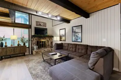 Image de Updated 2bd - 5-Minute Walk to slopes, Escape For All Seasons w/ Fireplace & Bbq