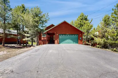 Image de Woodland Retreat with Private Multi-Level Deck & Backyard Creek