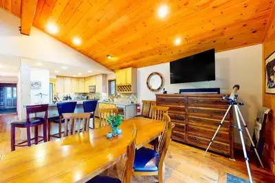 Image de Spacious Home with Gorgeous Forested View, Pool Table, Private Hot Tub & Deck