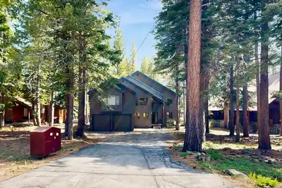 Image de Tahoe Donner retreat - dreamy deck with golf course view, near slopes and lake