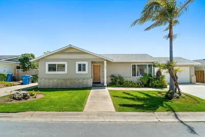Image de Charming Beachside Bungalow w/ Light & Airy D'cor -- 300 Yards to Beach