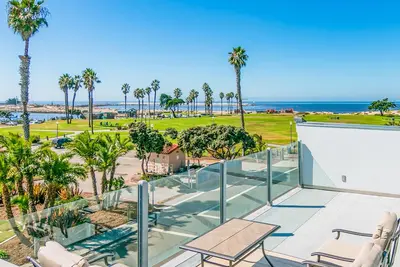 Image de Snowbird-friendly house with fireplace & rooftop deck - beach across the street