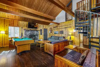 Image de Mountain-Inspired Cabin w/ Hot Tub & Pool Table - Near National Forest