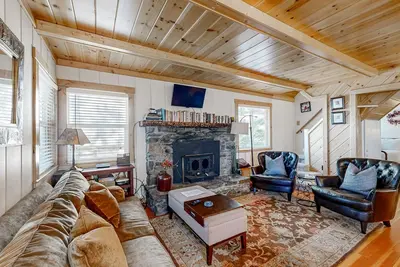 Image de Chic Carnelian Bay cabin with wraparound deck - two blocks to the lake