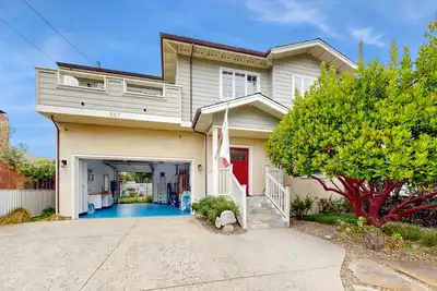 Image de Pleasure Point Retreat | Hot Tub, Balcony Views & Game Room | Walk to Beach