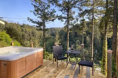 Image de Riverview is a cozy bungalow overlooking the Noyo River and is close to many world class beaches!