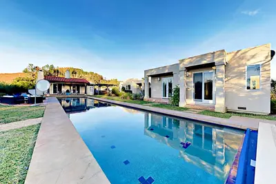 Image de Lush estate amid acres of vineyards, designer decor, gardens, pool & bonus space