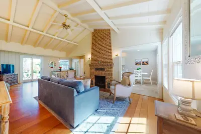 Image de Classic cottage living with stunning, private outdoor space, grill & gazebo