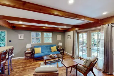 Image de Lovely Redwood Retreat w/ Hot Tub & Wraparound Deck