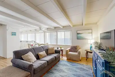 Image de Relaxing duplex w/ private fenced patio - 200 feet to Pierpont Beach