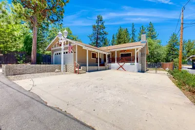 Image de Dog-friendly home with private hot tub, ping-pong, basketball & firepit