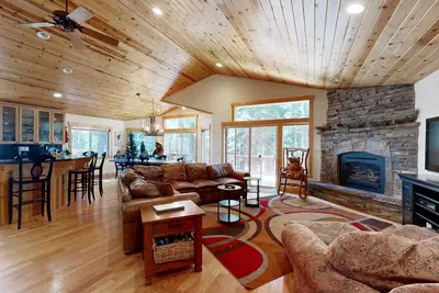 Image de Luxe mountain haven with easy access to Tahoe Donner amenities & skiing