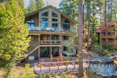 Image de Donner Lake mountain-view delight - multi-level deck & private hot tub views
