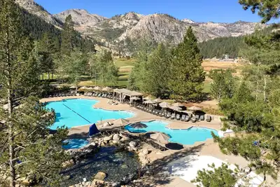 Image de Everline Resort & Spa - ski-in/ski-out slope-view studio, pools, & gym