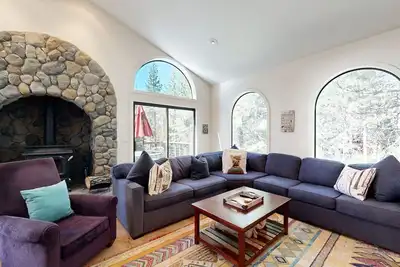 Image de Expansive, Remodeled Home at Tahoe Donner - Swim, Ski & Ride