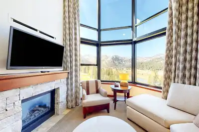 Image de Everline Resort & Spa - luxe ski-in/ski-out condo with fireplace, pools, & gym