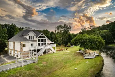 Image de Luxury Toccoa Riverfront, theatre, pool table, hot tub, 6 king beds, sleeps 18