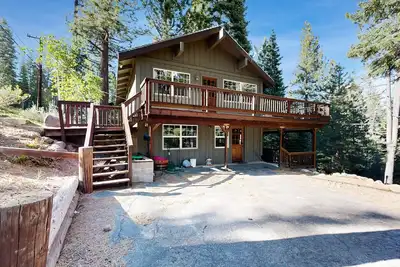 Image de Dog-friendly house near beach & skiing with fireplace, & balcony