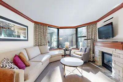 Image de Ski-in/ski-out condo in the Everline Resort & Spa - pools, hot tubs, & gym