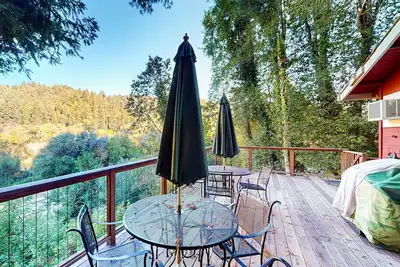 Image de Villa Eileen: Riverfront Gem w/ Outdoor Kitchen & Private Beach