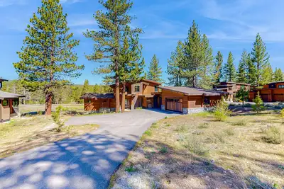 Image de Grays Crossing Estate | Chefs Kitchen, 3-Car Garage & Huge Wraparound Deck