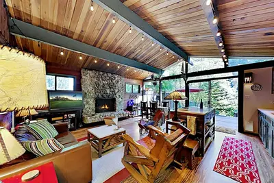 Image de Casa Verde | Gorgeous Gated Creekside Retreat | Hot Tub, Fireplace & Firepit
