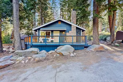 Image de All-season cabin with wraparound deck - quick walk to the beach