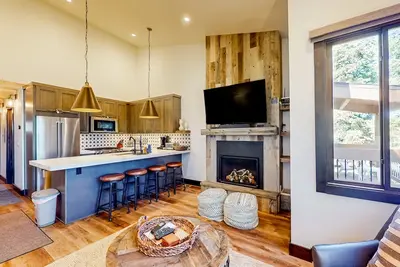 Image de Ski-in/ski-out designer condo with pool, spa - walk to Northstar Village dining