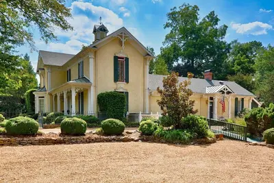 Cochran-Jackson House:  Step back in time and still enjoy the modern amenities! !