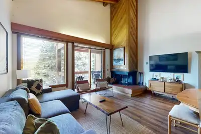 Image de Sophisticated Gold Bend Getaway | Fireplace | Free Ski Shuttle, Pool, Hot Tub