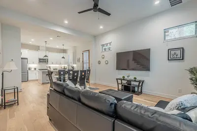 Image de Luxury King Bed Suite, Free parking, near D/town, med ctr