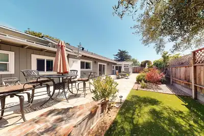 Image de Updated Del Rey Oaks Haven | Outdoor Living | Walk to Park & 5 Min to Beach