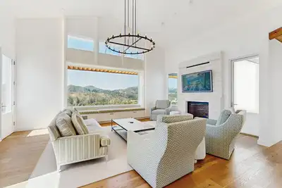 Image de Exquisite modern getaway with private hot tub & pool + large deck w/valley-view