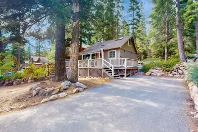 Image de Cute cabin w/ spacious porch, walk to beach & dining, central to ski resorts