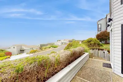 Image de Modern Ocean-View Dream w/ Chefs Kitchen, Patio & Balcony - Walk to Beach