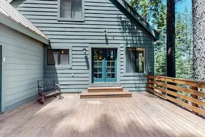 Image de Dog-friendly home with access to Tahoe Donner pool & sauna - near golf & skiing