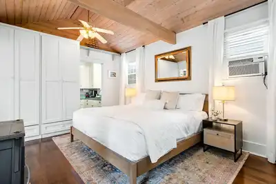 Image de Coastal cottage with private patio - 2 minute walk to beach