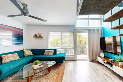 Image de Contemporary Condo | Mountain Views & Balcony | 1 Block to Beach