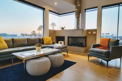Image de Beautiful Modern Home a Block from the Beach
