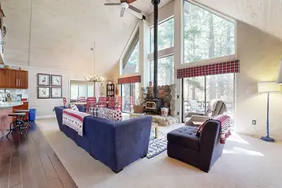 Image de Modern Tahoe Donner cabin with 1-car garage & shared pool, hot tubs & gym